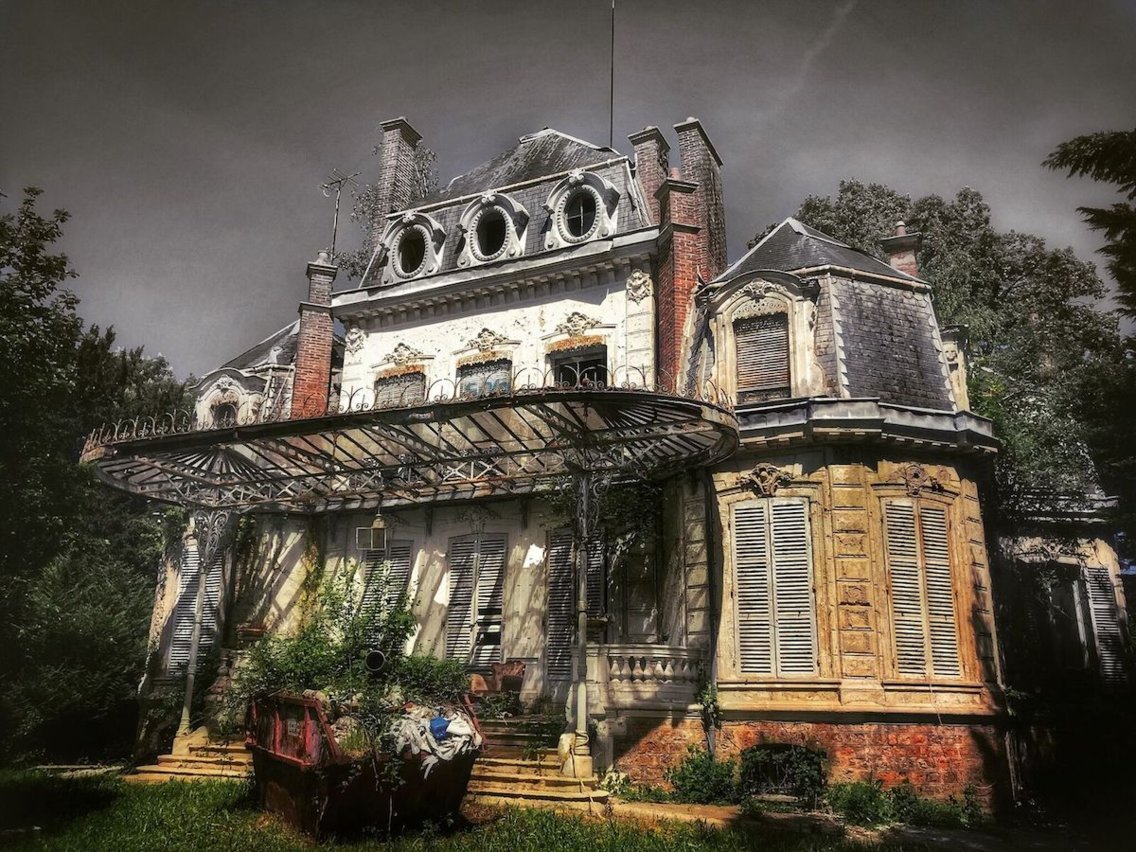 Haunted house. Haunted Mansion дом. House Haunted Мейсон. A Haunted House. Haunted House фото.